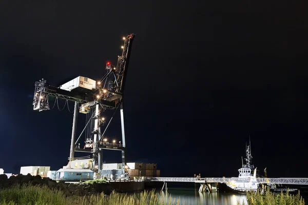 Grúa de puerto para contenedores de envío . — Foto de Stock