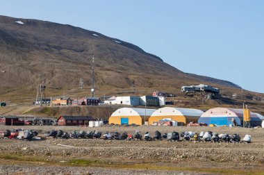 Longyearbyen, Svalbard içindeki kar arabaları ve evler.