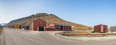 Longyearbyen, Svalbard yaz aylarında yol boyunca renkli ahşap evler.