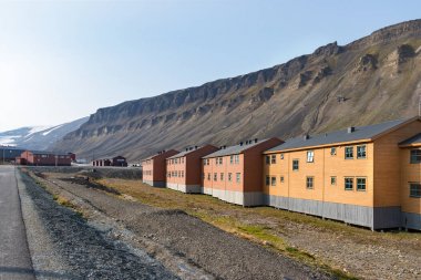 Longyearbyen, Svalbard yaz aylarında yol boyunca renkli ahşap binalar.