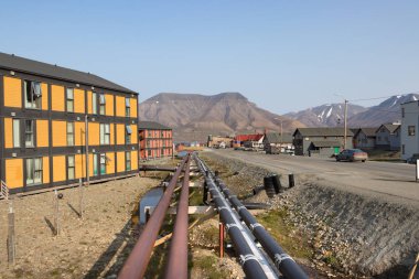 Longyearbyen, Svalbard yol boyunca boru hatları.