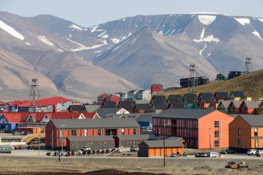 Longyearbyen, Svalbard yaz aylarında yol boyunca renkli ahşap evler.