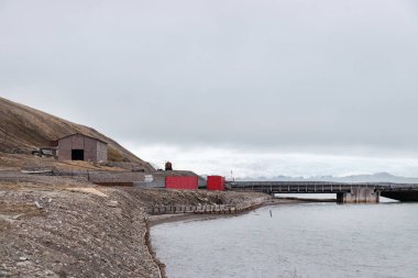 Rus kutup yerleşim Pyramiden terk iskele.