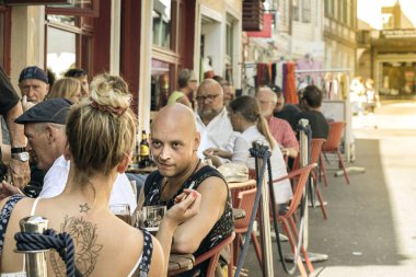 Folk & Rovere Bar 'da açık havada oturan insanlar, Bergen, Norveç.
