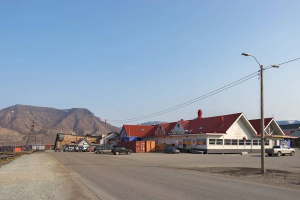 Lompen centro commerciale lungo la strada in estate a Longyearbyen, Svalbard . — Foto Stock