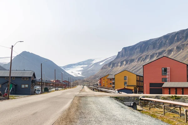 Красочные деревянные дома вдоль дороги в летнее время в Longyearbyen, Шпицберген . — стоковое фото