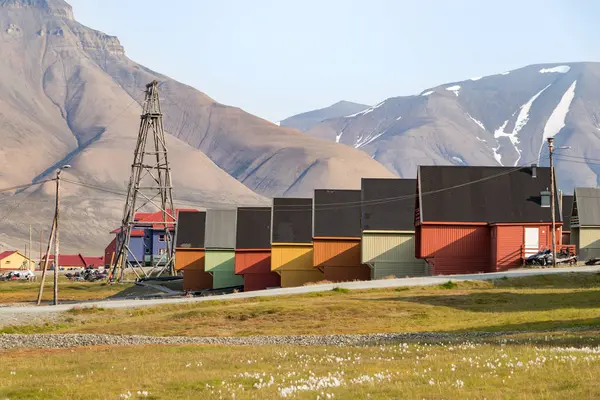 Красочные деревянные дома вдоль дороги в летнее время в Longyearbyen, Шпицберген . — стоковое фото