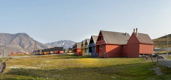 Casas de madeira coloridas ao longo da estrada no verão em Longyearbyen, Svalbard . — Fotografia de Stock