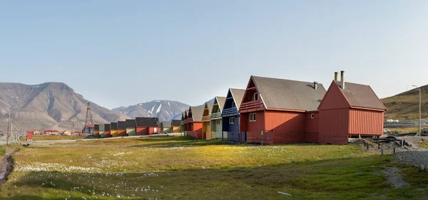 Красочные деревянные дома вдоль дороги в летнее время в Longyearbyen, Шпицберген . — стоковое фото