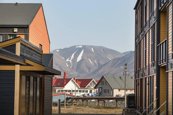 Красочные деревянные дома вдоль дороги в летнее время в Longyearbyen, Шпицберген . — стоковое фото