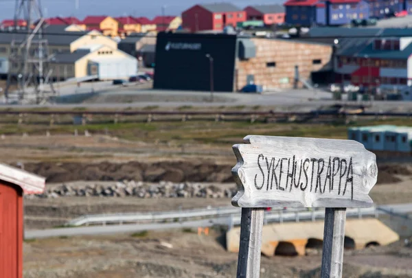 Надпись на доске со словом Sykehustrappa, Longyearbyen, Svalbard . — стоковое фото