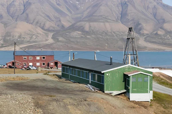 Casas de madeira coloridas ao longo do rio no verão em Longyearbyen, Svalbard . — Fotografia de Stock