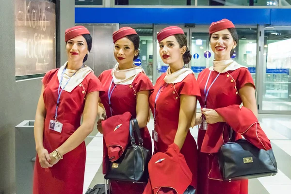 Cztery stewardesa Ellinair czekających na ich lot. — Zdjęcie stockowe