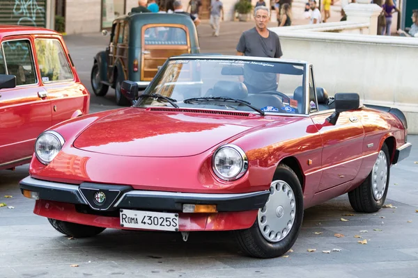Alfa Romeo Spider serie 4 at a vintage cars exhibition in Ancona. — Stock Photo, Image