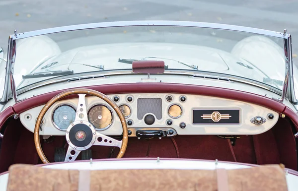 Steering wheel and dashboard of a MG MGA 1960 - 61 vintage car. — Stock Photo, Image