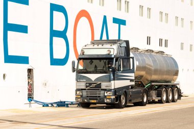 Bir Volvo kamyon Sarnıcı, Yunanistan 'ın Korfu limanına yerleştirilmiş bir yolcu gemisini yakıt altına aldı.