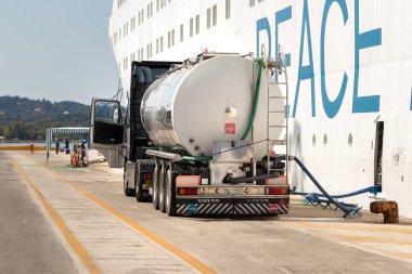 Korfu, Yunanistan-1 Ekim, 2018: bir Volvo kamyon Sarnıcı liman veya Corfu rıhtim bir Cruise Ship yakıt.