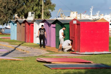 Bir grup işçi-marangozlar bina kontrplak kabin.