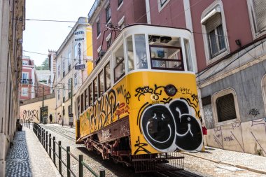 Ascensor da Gloria, füniküler sarı tramvay.