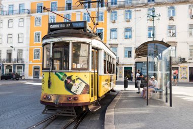 Lizbon, Portekiz bir taş paviment üzerinde Vintage sarı tramvay.
