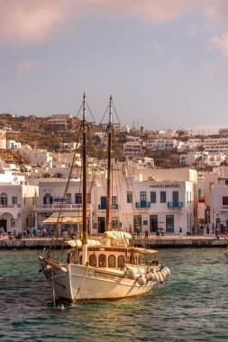 Mykonos, Yunanistan-12 Ekim, 2018: Mikonos, Yunanistan 'ın arka planında Ahşap Yelkenli ve şehir kıyısı.