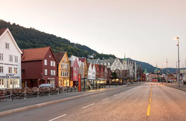 El muelle hanseático Bryggen de Bergen frente al mar vacío de gente — Foto de Stock