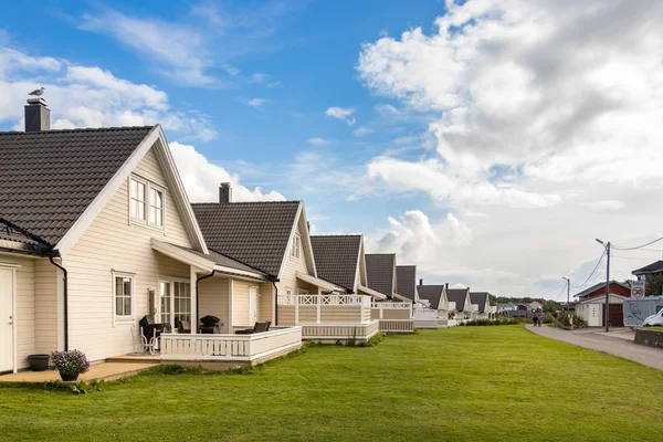 Bronnoysund bir yerleşim bölgesinde sıralı evler grubu, Norveç