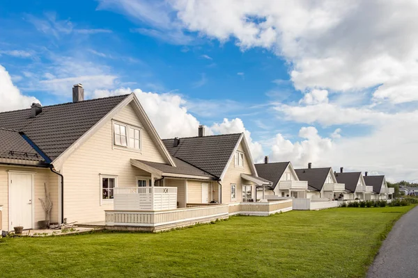 Bronnoysund bir yerleşim bölgesinde sıralı evler grubu, Norveç