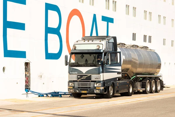 Bir Volvo kamyon Sarnıcı, Yunanistan 'ın Korfu limanına yerleştirilmiş bir yolcu gemisini yakıt altına aldı.