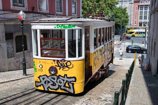 Ascensor da Gloria, kolej linowa żółty tramwaj. — Zdjęcie stockowe
