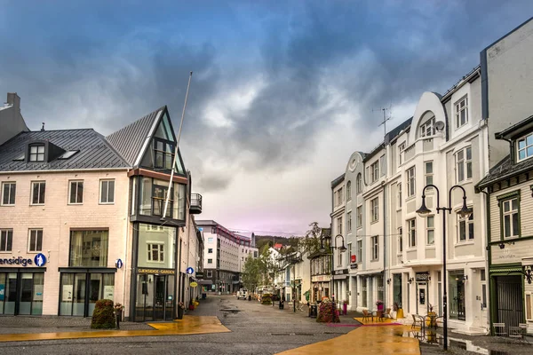 El centro de la ciudad de Harstad en verano en un día nublado, Noruega . — Foto de Stock