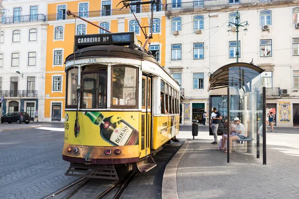 Lizbon, Portekiz bir taş paviment üzerinde Vintage sarı tramvay.