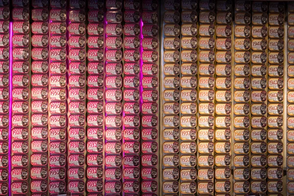 Lizbon, Portekiz-9 Temmuz, 2018: Lizbon, Portekiz 'de bir polular sardalya mağazasında Satılık balık kutuları ön görünümü.