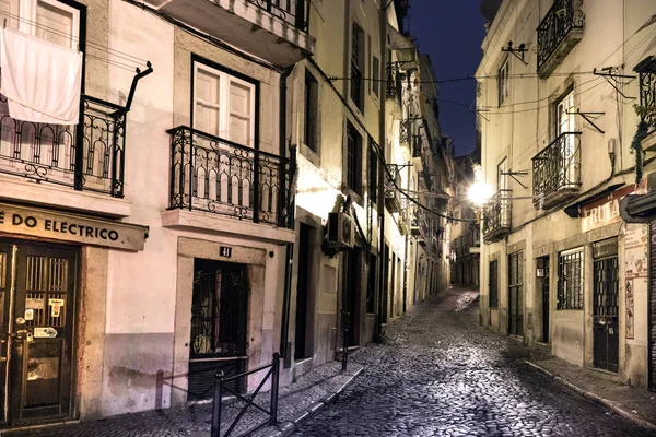 Uma rua de pedra estreita vazia de pessoas à noite em lisboa . — Fotografia de Stock