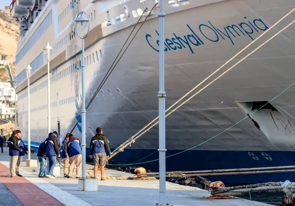 Un grupo de trabajadores portuarios tirando de una línea de amarre de un crucero , — Foto de Stock