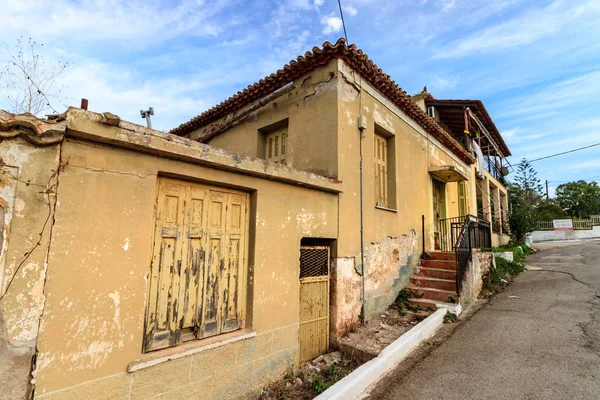 Vecchia casa tradizionale vicino al centro della città a Pylos, Grecia . — Foto Stock