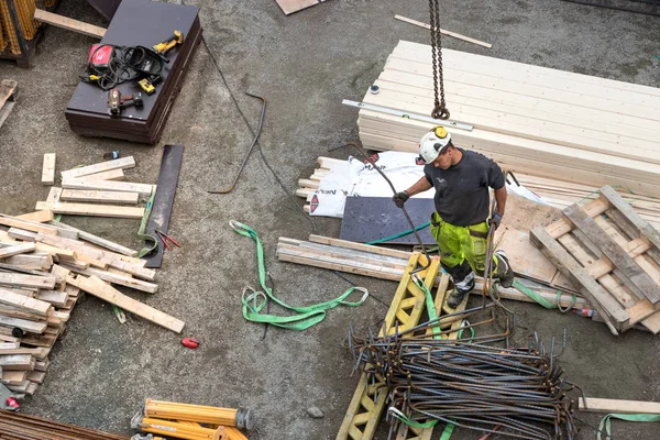 Vue de dessus d'un ouvrier du bâtiment travaillant sur une construction en béton . — Photo