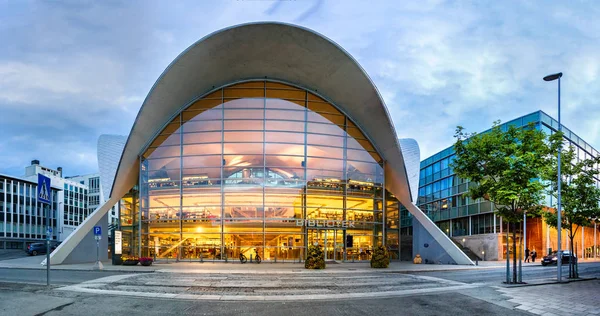 Hyperbolický paraboloidní tvar Tromso Bibliotek og byarkiv, veřejná knihovna v Tromso, Norsko. — Stock fotografie