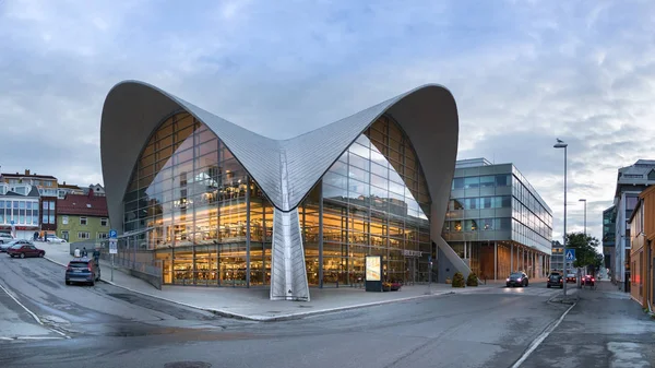 Die hyperbolische paraboloide Form der tromso bibliotek og byarkiv, öffentliche Bibliothek in tromso, Norwegen. — Stockfoto
