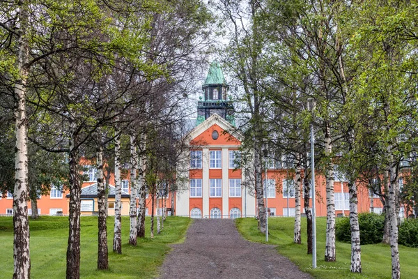 Vista trasera de la Escuela Secundaria Superior Kongsbakken ubicada en Tromso, Noruega . — Foto de Stock