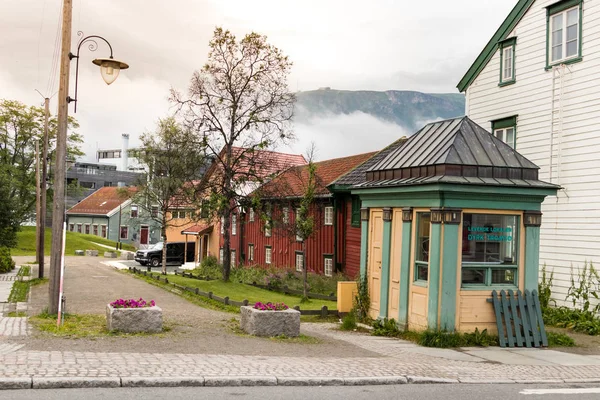 Casas de madera en una zona residencial de Tromso, Noruega . — Foto de Stock