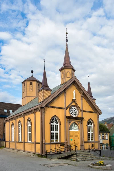 Kościół Katolicki Matki Bożej i dom Biskupów w Tromso, Norwegia. — Zdjęcie stockowe