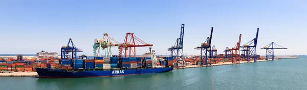 Vista panorámica del Puerto de Valencia con sus grúas y shi — Foto de Stock