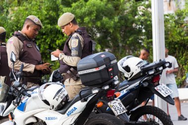 Salvador Bahia, Brezilya-11 Şubat, 2018: Bu Salvador Carnival zaman ve motosiklet polis rıhtımda Asansör Lacerda alanında kendi cep telefonları görünümlü sokakta.