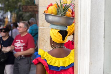 Cartagena meyve satan bir palenquera arka görünümü.