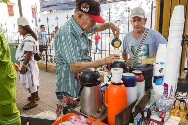 Kıdemli sokak satıcısı satış Tinto kahve.