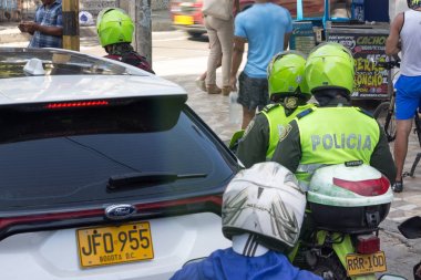 Cartagena 'da motosiklet üzerinde iki Kolombiyalı polis.
