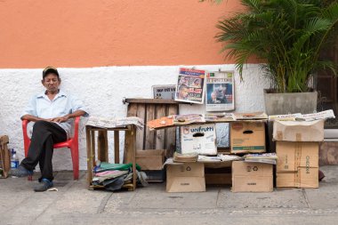 Cartagena Caddesi 'nde yerel bir gazete satıcısı, Kolombiya.