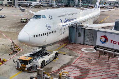 Boeing 747 Frankfurt Havaalanı 'nda Pushback için hazır.