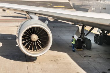 Bir Boeing 747 fan kavisli bıçakları ile uçak jet motoru.
